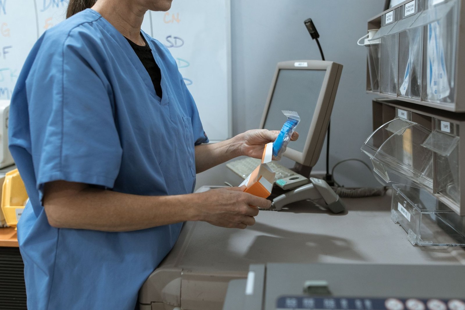 Profesional farmacéutico dispensando medicamentos en blíster